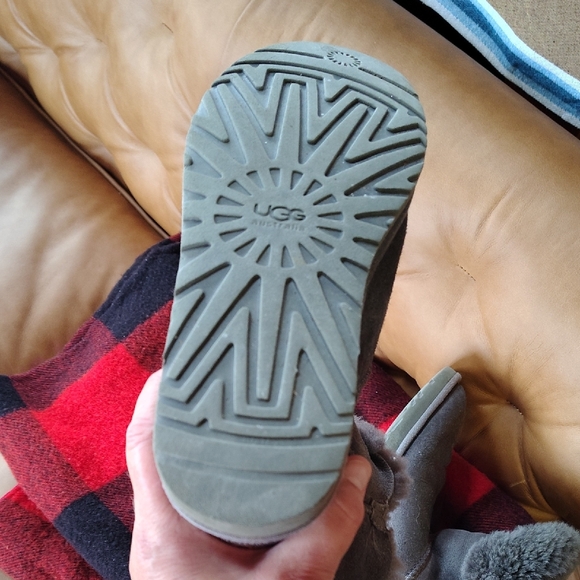 UGG Bailey II Boots-size 8 - Picture 4 of 10